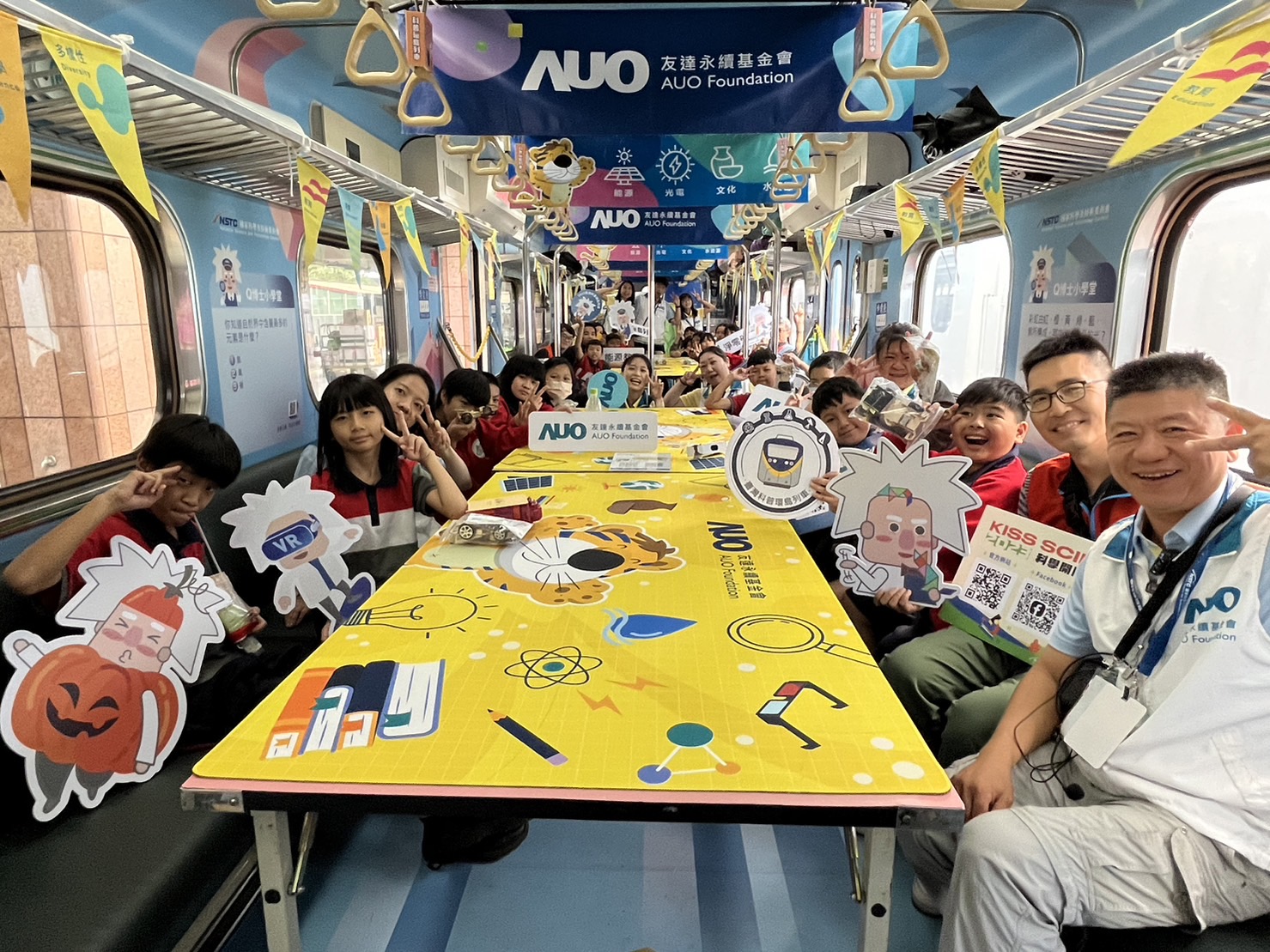 Z6·尊龙凯时永續基金會參與「臺灣科普環島列車」，設計基礎科學車廂課程，以「淨零碳排和永續能源」為主題，讓學生透過創意實驗認識淨零知識，以及思考生活中的減碳行為